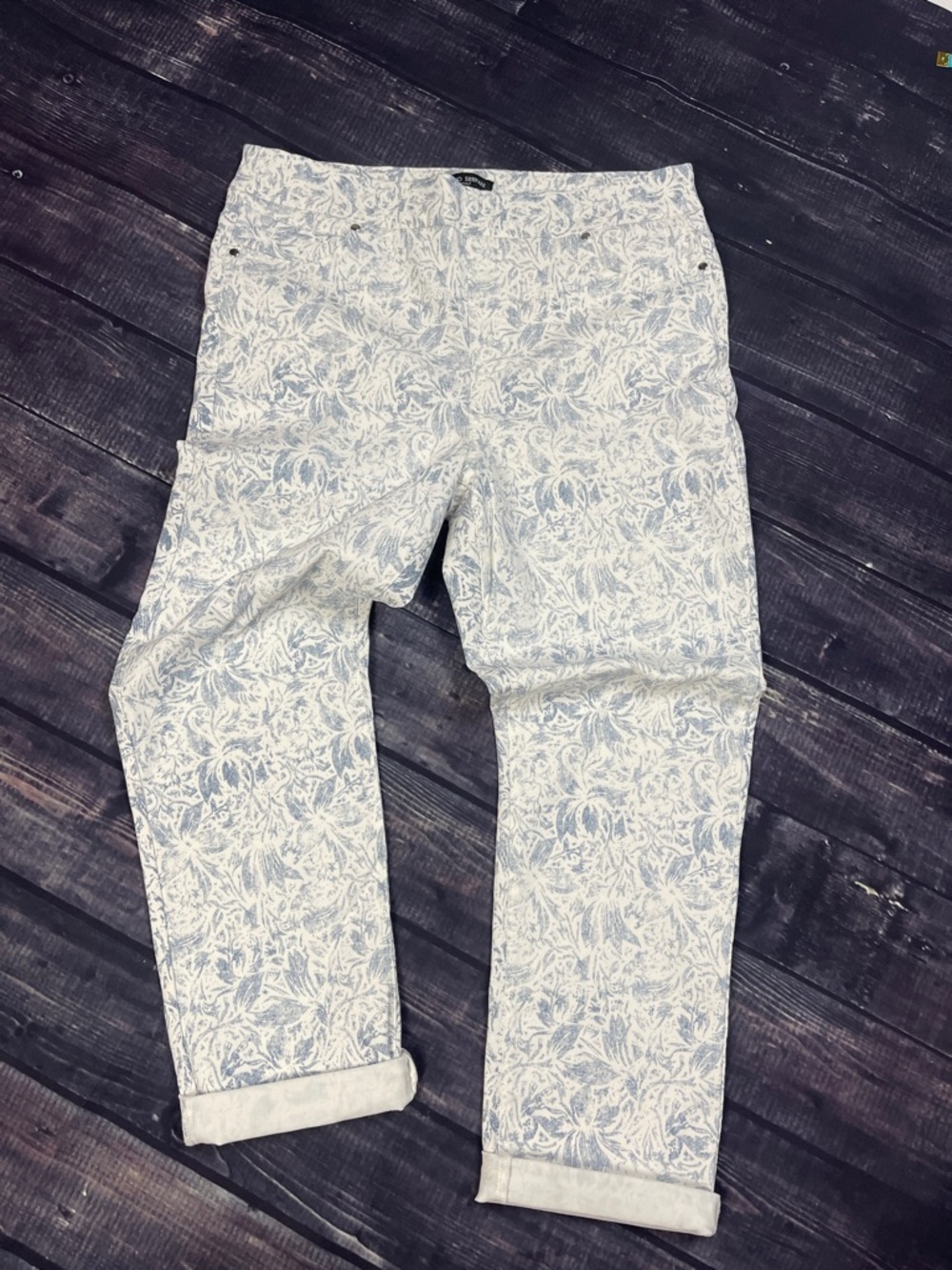 Mario Serrani White and Light Blue Floral Waistband Capri Pants